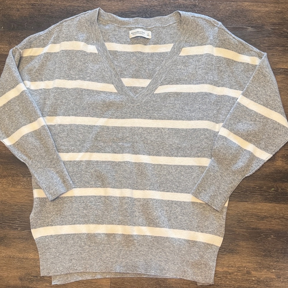 Abercrombie & Fitch Gray and Cream V-Neck Sweater